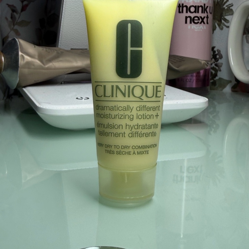 Clinique Moisturizing Lotion Plus - Yellow